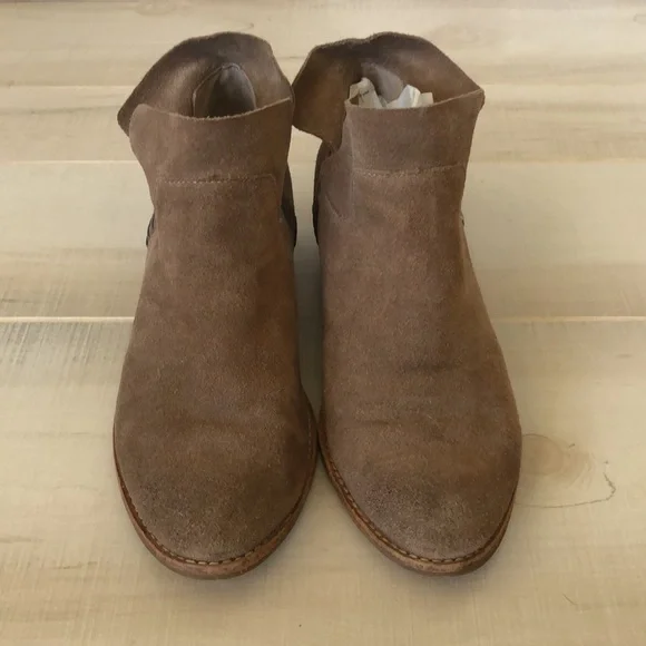 Dulce Vita tan all suede booties - Picture 4 of 10
